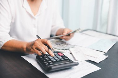 Ev halkı, hesaplama makinesini kullanarak her bir faturayı ve masrafı dikkatlice yöneterek finansal bütçeyi planlar, zamanında ödeme, tutarlı tasarruf ve güvenli ev finansmanı stratejisi için akıllıca yatırım sağlar..