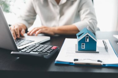 Emlakçı, müşteri temsilciliğine ev almayı kabul etti. Ev modeli, emlakçı, ev, sigorta, kredi emlak geçmişi için kontrat imzalamak isteyen müşteri. Kavram anlaşması.