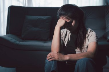 Boş karanlık odada kederli bir adam, elleri ile yüzünü kapatan depresif genç bir kadın. Üzüntülü yüzüyle başa çıkan genç bir kadın. Akıl sağlığı konsepti. Sıkıcı üzgün sinirli sinirli.