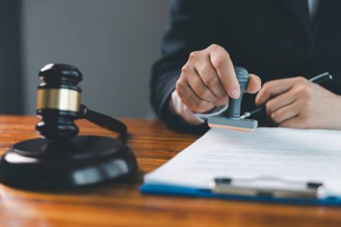 Adalet ve hukuk kavramı. Pirinç tartmalı kadın avukat. Kadın tokmağı çakacak. Hukuk ve adalet duruşması. İşletme avukatı damgalama anlaşması, şirket sekreteri, geçerlilik.