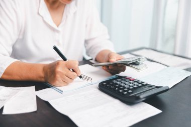 Ev halkı, hesaplama makinesini kullanarak her bir faturayı ve masrafı dikkatlice yöneterek finansal bütçeyi planlar, zamanında ödeme, tutarlı tasarruf ve güvenli ev finansmanı stratejisi için akıllıca yatırım sağlar..