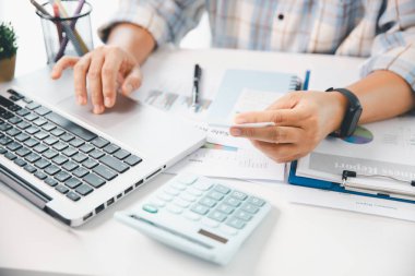 Aylık ev giderleri, vergiler, banka hesap bakiyesi ve kredi kartı faturaları hesaplayan bir kadın için gelir giderleri için yeterli değil. mali planlama, işletme vergi hesaplama, yatırım finansmanı.