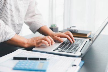 Otomobil mülkiyeti kavramı, sigorta, vergi ve kredi ödemeleri gibi harcamaların yönetilmesini, araba finansmanının günümüz ekonomisinde kişisel tasarruf ve mali planlamasının önemli bir parçası haline getirilmesini içerir..