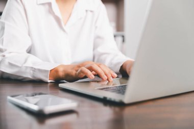 İş kadını, mali stratejiye odaklı bir işletme, finans ve gayrimenkul kavramını gösteren maliyet, vergi, yatırım hesaplarını hesaplamak için bankacılık ve muhasebe sistemini kullanarak finansmanı yönetir..