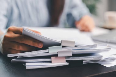 İş kadını şirket finansını analiz eder, vergi sonuçları ofis muhasebe istatistikleri analitik araştırması yapar. iş dengesi hesaplanıyor vergi indirimi hazırlanıyor. Vergi indirimi planlama kavramı.