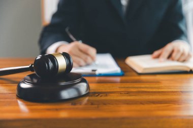 Adalet ve hukuk kavramı. Pirinç tartmalı kadın avukat. Kadın tokmağı çakacak. Hukuk ve adalet duruşması. İşletme avukatı damgalama anlaşması, şirket sekreteri, geçerlilik.