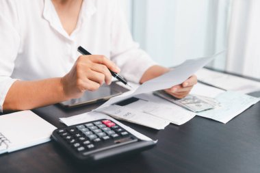 Ev halkı, hesaplama makinesini kullanarak her bir faturayı ve masrafı dikkatlice yöneterek finansal bütçeyi planlar, zamanında ödeme, tutarlı tasarruf ve güvenli ev finansmanı stratejisi için akıllıca yatırım sağlar..