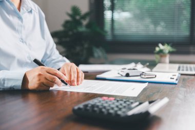 Müşteri sigorta belgesini imzaladı, kira sözleşmesi imzaladı, imzalı sözleşme imzaladı, yeni veya kullanılmış araç satın aldı, araba anahtarları, garanti kağıtları, işleme dahil.