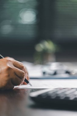 Müşteri, akıllı bir yatırımın ve başarılı bir araba anlaşmasının onaylanmasına işaret eden finans ve kredi anlaşmalarını sonuçlandıran bir araç satın alma sözleşmesi ve sigorta belgesini imzalıyor..