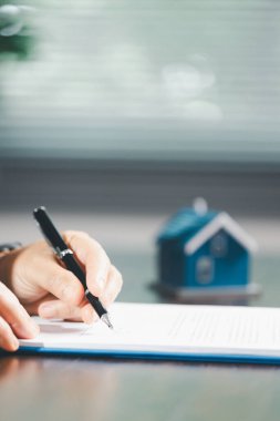 Emlak yatırımlarında satın alma, satış, emlak kiralama, vergi yardımları, pazar fırsatları, kar potansiyeli, gelecekteki kalkınmaya katkıda bulunma ve uzun vadeli başarı konularında kilit stratejilerdir..