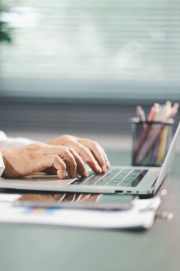 Finans bankası vergisi, muhasebe, bütçe, iş adamı hesap makinesi, hesap makinesi, hesap makinesi, hesap makinesi, grafik çizelgesi, ofis masası harcama analizi, tasarruf.