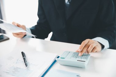 Aylık ev giderleri, vergiler, banka hesap bakiyesi ve kredi kartı faturaları hesaplayan bir kadın için gelir giderleri için yeterli değil. mali planlama, işletme vergi hesaplama, yatırım finansmanı.