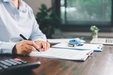 Müşteri sigorta belgesini imzaladı, kira sözleşmesi imzaladı, imzalı sözleşme imzaladı, yeni veya kullanılmış araç satın aldı, araba anahtarları, garanti kağıtları, işleme dahil.