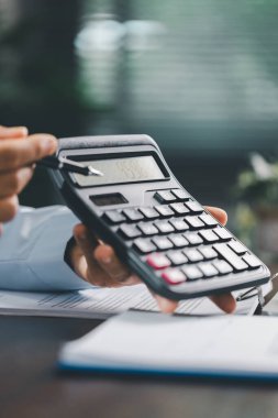 İş hayatında araç finansmanı kavramı, kredi, sigorta, vergi planlama, para tasarrufu, yatırım, uzun vadeli mali istikrar için bütçe yönetimi, maliyet ve ödemeyi içerir..