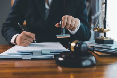 Adalet ve hukuk kavramı. Pirinç tartmalı kadın avukat. Kadın tokmağı çakacak. Hukuk ve adalet duruşması. İşletme avukatı damgalama anlaşması, şirket sekreteri, geçerlilik.