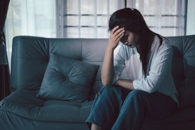 Boş karanlık odada kederli bir adam, elleri ile yüzünü kapatan depresif genç bir kadın. Üzüntülü yüzüyle başa çıkan genç bir kadın. Akıl sağlığı konsepti. Sıkıcı üzgün sinirli sinirli.