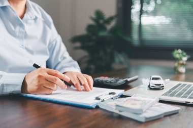 Müşteri sigorta belgesini imzaladı, kira sözleşmesi imzaladı, imzalı sözleşme imzaladı, yeni veya kullanılmış araç satın aldı, araba anahtarları, garanti kağıtları, işleme dahil.