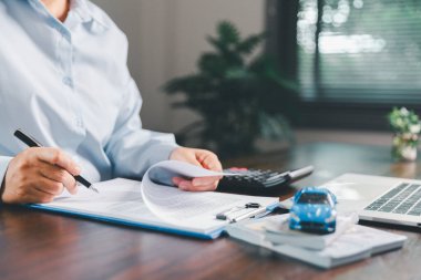 Müşteri sigorta belgesini imzaladı, kira sözleşmesi imzaladı, imzalı sözleşme imzaladı, yeni veya kullanılmış araç satın aldı, araba anahtarları, garanti kağıtları, işleme dahil.