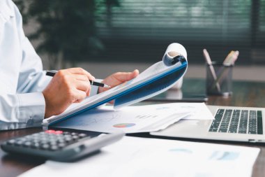 Ofis işkadını eli hesap makinesini çalıştırıyor. Finansal verileri analiz ediyor, masaları sayıyor. muhasebe, iş bütçesi planlaması için mali analiz, hesaplama desteği, finans yönetimi.