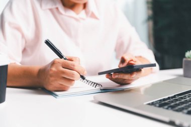 Akıllı telefon el şovu yapan bir kadının cep telefonu teknolojisi ile internet alışverişini, sosyal medyayı, hızlı çalışan sanal aleme girişini. çevrimiçi alışveriş, sosyal medya ağı