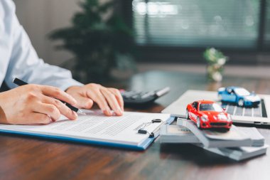 Müşteri sigorta belgesini imzaladı, kira sözleşmesi imzaladı, imzalı sözleşme imzaladı, yeni veya kullanılmış araç satın aldı, araba anahtarları, garanti kağıtları, işleme dahil.