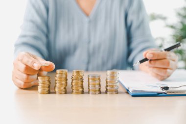 Elle para tasarruf kavanozuna konur, akıllı finans, yatırım, bankacılık uygulamalarının parayı, parayı, parayı, para birimini finansal zenginliğe dönüştürmesini ve iş büyümesini ve ekonomiyi nasıl güçlendirdiğini temsil eder..