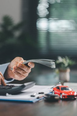 İş hayatında araç finansmanı kavramı, kredi, sigorta, vergi planlama, para tasarrufu, yatırım, uzun vadeli mali istikrar için bütçe yönetimi, maliyet ve ödemeyi içerir..