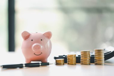 Bozuk paralarla dolu para kutusu, para tasarrufu, akıllıca bankacılık, sağlam yatırımlar yapmak, mali zenginlik, kişisel finans ve genel ekonomi inşa edebilir doğru iş ve para yönetimi yoluyla.