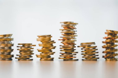 Finans ve bankacılık, madeni para biriktirme, nakit, altın para biriktirme, ticarette akıllıca yatırımlar yaparken, para birimi zenginlik inşa edebilir, karı artırabilir, genel ekonomiye değer katan mali başarı elde edebilir.