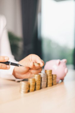 El ele tutuşan madeni para tasarruf, yatırım, akıllı finans kararları para, para, para, nakit para, mali zenginlik, itici iş büyümesi, ekonomik istikrar ve bankacılık ekonomisinde uzun vadeli başarıyı simgeler.