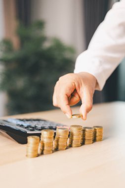 Elle para tasarruf kavanozuna konur, akıllı finans, yatırım, bankacılık uygulamalarının parayı, parayı, parayı, para birimini finansal zenginliğe dönüştürmesini ve iş büyümesini ve ekonomiyi nasıl güçlendirdiğini temsil eder..