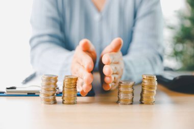 Elle para tasarruf kavanozuna konur, akıllı finans, yatırım, bankacılık uygulamalarının parayı, parayı, parayı, para birimini finansal zenginliğe dönüştürmesini ve iş büyümesini ve ekonomiyi nasıl güçlendirdiğini temsil eder..