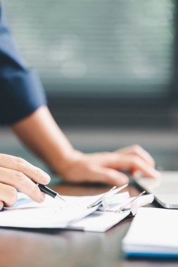 Danışman, muhasebe bilançosunu, borsa istatistiklerini, yıllık vergi yükümlülüklerini gözden geçirmek için muhasebeciler ve avukatlar arasındaki istişareyi kolaylaştırır..