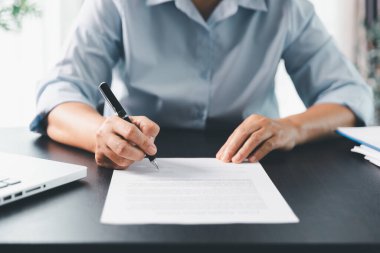 Ticari finans, kredi başvuru formu, sözleşmeli gayrimenkul ve sigorta konsepti için sözleşme hukuku ve evrak işleriyle uğraşan bir iş adamı. Anlaşma imzalamak, masa başında çalışmak, iş belgesi