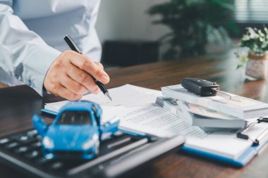 Müşteri sigorta belgesini imzaladı, kira sözleşmesi imzaladı, imzalı sözleşme imzaladı, yeni veya kullanılmış araç satın aldı, araba anahtarları, garanti kağıtları, işleme dahil.