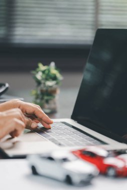 Araba kredisi konsepti. Müşteri, otomobil satın alımını otomobil kredisi, sigorta, kredi şartları, akıllı finansal yatırımı işletme destekli finans seçeneği haline getiren sözleşmeyi imzalayarak tamamladı.