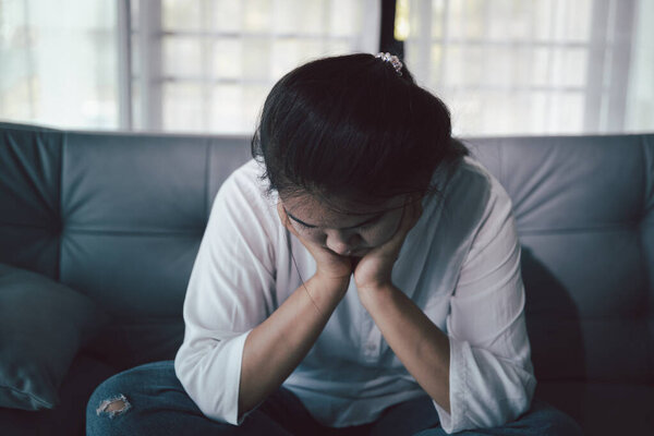 Отчаяние печальный человек в пустой темной комнате, депрессивная молодая женщина покрывает лицо руками. Молодая женщина справляется с болезненным лицом. концепции психического здоровья. Скучно расстроен расстроен стресс.