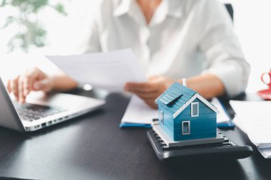 Emlakçı, müşteri temsilciliğine ev almayı kabul etti. Ev modeli, emlakçı, ev, sigorta, kredi emlak geçmişi için kontrat imzalamak isteyen müşteri. Kavram anlaşması.