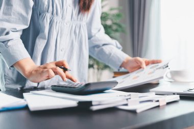 İş kadını şirket finansını analiz eder, vergi sonuçları ofis muhasebe istatistikleri analitik araştırması yapar. iş dengesi hesaplanıyor vergi indirimi hazırlanıyor. Vergi indirimi planlama kavramı.