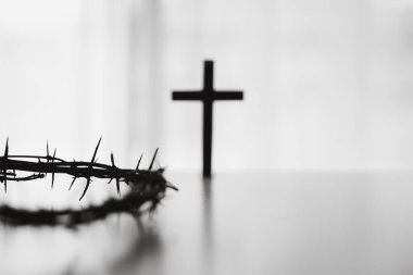 Dikenli haç ve taç, İsa Mesih 'in Paskalya mesajı ve Hıristiyan dinine olan inancın temeli için kurban edilişini simgeler..