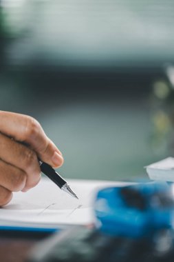 İş ofisi, kadın çalışan, müşteriyle olan anlaşmasını sonuçlandırır, kontratı imzaladıktan sonra araba anahtarını teslim eder ve sigorta ve kredi belgelerini gözden geçirir..