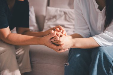 Derin keder, keder ve endişe anı, umutsuzluğa yenik düşmüş yalnız insan, sorunlarını çözmek için gerçek duygulara ulaşmalarına yardım ederken umut kıvılcımı hisseder..