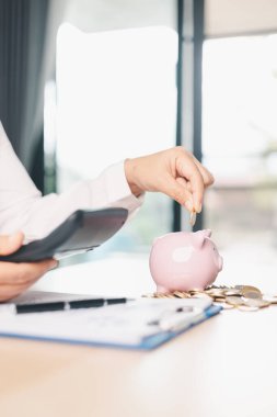 El ele tutuşan madeni para tasarruf, yatırım, akıllı finans kararları para, para, para, nakit para, mali zenginlik, itici iş büyümesi, ekonomik istikrar ve bankacılık ekonomisinde uzun vadeli başarıyı simgeler.