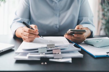 Ticari finans, kredi başvuru formu, sözleşmeli gayrimenkul ve sigorta konsepti için sözleşme hukuku ve evrak işleriyle uğraşan bir iş adamı. Anlaşma imzalamak, masa başında çalışmak, iş belgesi