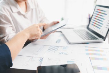 İş toplantısı, veri analizi ya da grafik sunumu yapan kadınlar. Çizelge, analiz muhasebe ekibi beyin fırtınası ekonomisi, enflasyon ya da çözüm. iş projesi finans yatırım kavramı.