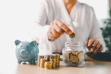 El ele tutuşan madeni para tasarruf, yatırım, akıllı finans kararları para, para, para, nakit para, mali zenginlik, itici iş büyümesi, ekonomik istikrar ve bankacılık ekonomisinde uzun vadeli başarıyı simgeler.