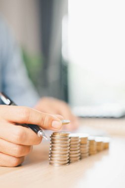 Elle para tasarruf kavanozuna konur, akıllı finans, yatırım, bankacılık uygulamalarının parayı, parayı, parayı, para birimini finansal zenginliğe dönüştürmesini ve iş büyümesini ve ekonomiyi nasıl güçlendirdiğini temsil eder..