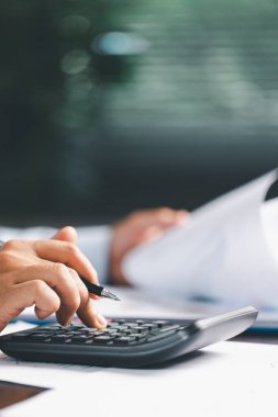 Masa, hesap makinesi, aylık vergi hesaplamaları, bütçe yönetimi, harcamaları gösteren işletme, finans, muhasebe, bankacılık kavramı etkin bütçe yönetimi için gerekli.