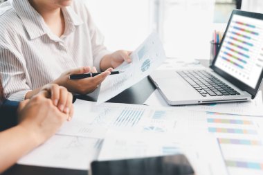 İş toplantısı, veri analizi ya da grafik sunumu yapan kadınlar. Çizelge, analiz muhasebe ekibi beyin fırtınası ekonomisi, enflasyon ya da çözüm. iş projesi finans yatırım kavramı.