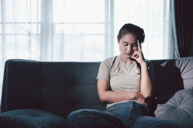 Kederli kadın yalnız başına oturdu, duygularla boğulmuş, üzgün ve mutsuz ifadesi derin umutsuzluğu, stresi ve üzüntüyü açığa vuruyordu. Hüzünlü, kederli, yalnız, depresif stres